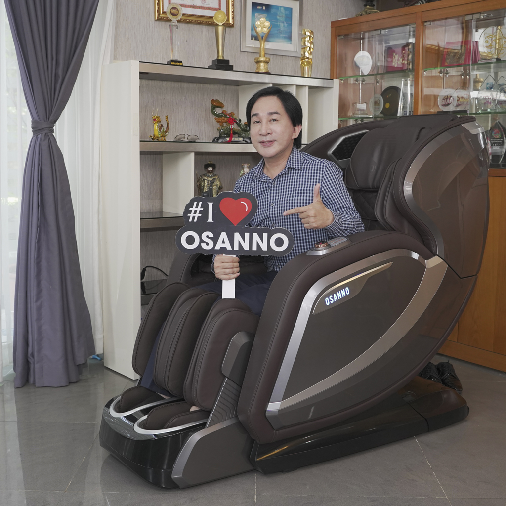 Khách hàng sử dụng ghế massage