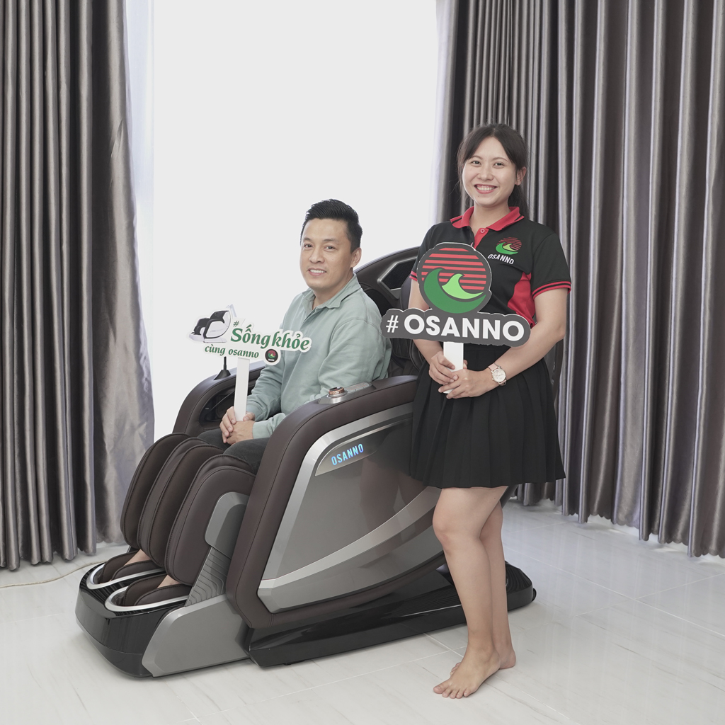 Khách hàng tại showroom