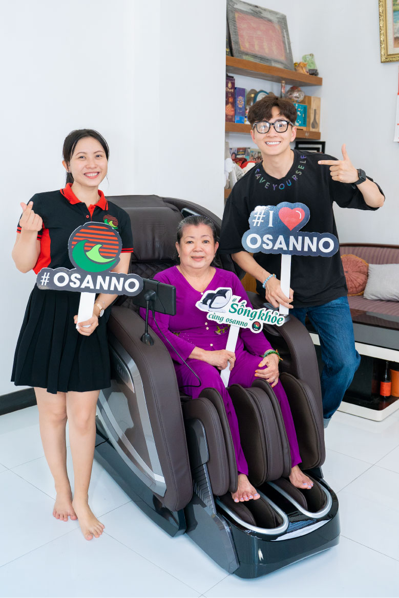 chup-voi-nhan-vien-1 Ngô Kiến Huy tặng mẹ ghế massage Osanno tặng mẹ