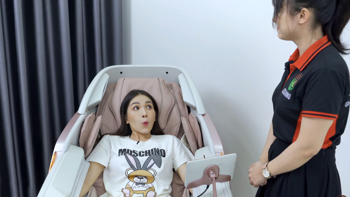 Khả Như Ngạc Nhiên Bên Ghế Massage Osanno OS-3000