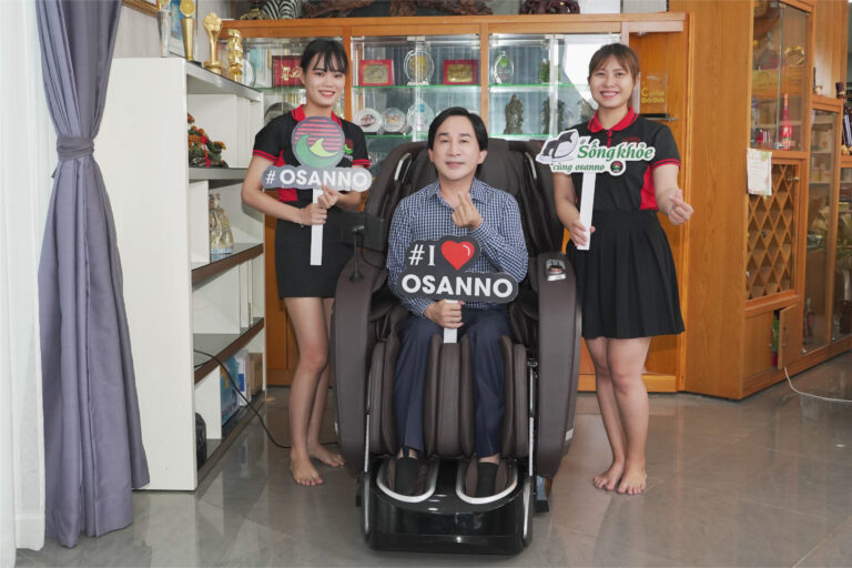 NSUT Kim Tử Long mê những tính năng của ghế massage Osanno Os 2000