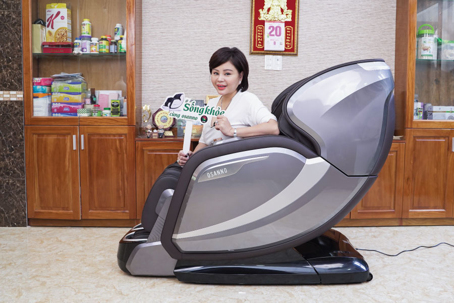Lê Giang bất ngờ với những tính năng của ghế Osanno Os 2000