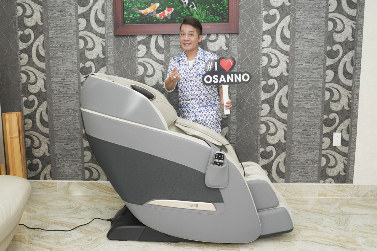 Diễn viễn Minh Nhí thích thú trải nghiệm ghế massage Osanno Os 200
