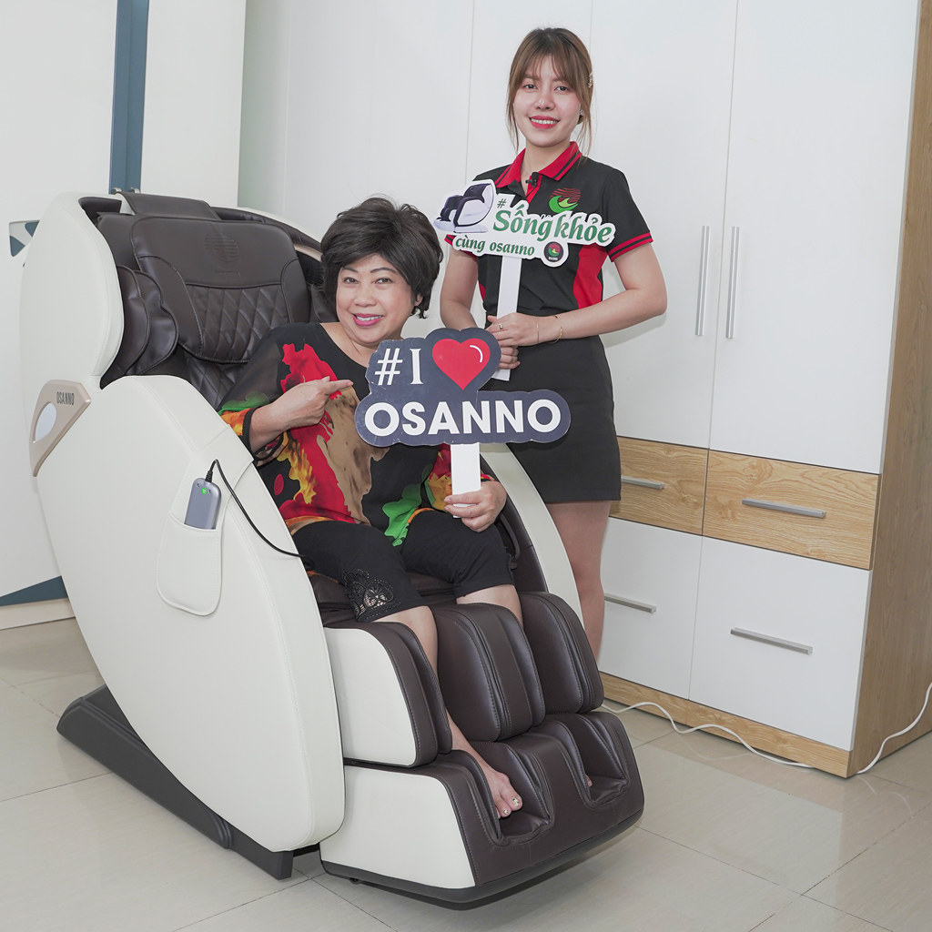 Phi Phụng sử dụng ghế massage