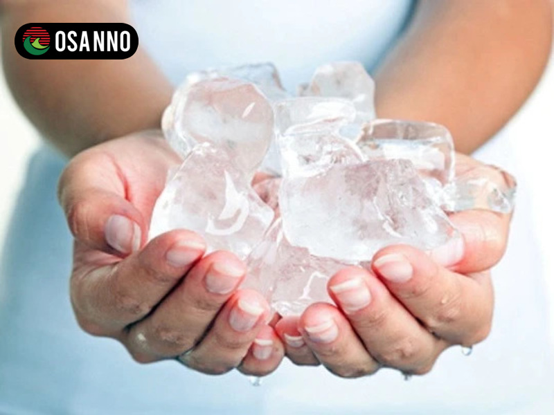 Massage bằng đá lạnh giúp làm se khít lỗ chân lông, tăng cường lưu thông máu cục bộ