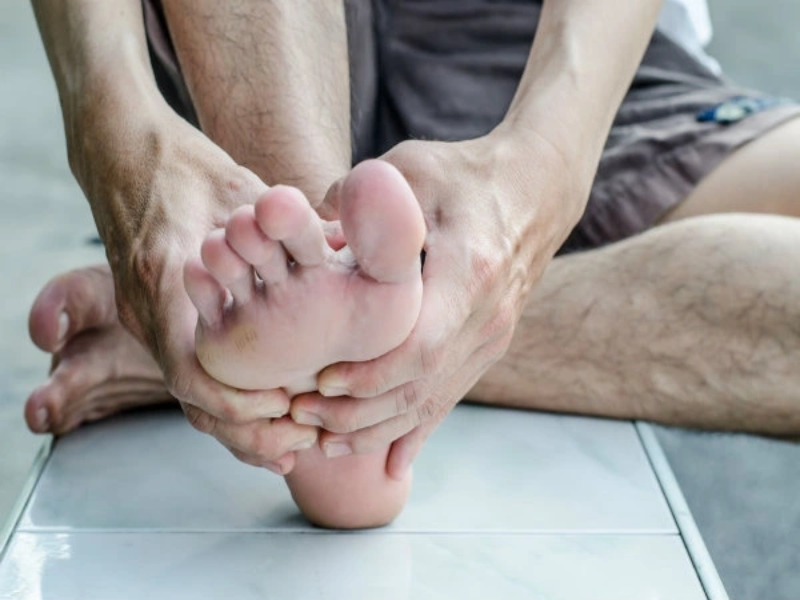 Bàn chân lạnh có thể là dấu hiệu cảnh báo tuần hoàn máu kém hoặc các vấn đề sức khỏe tiềm ẩn.