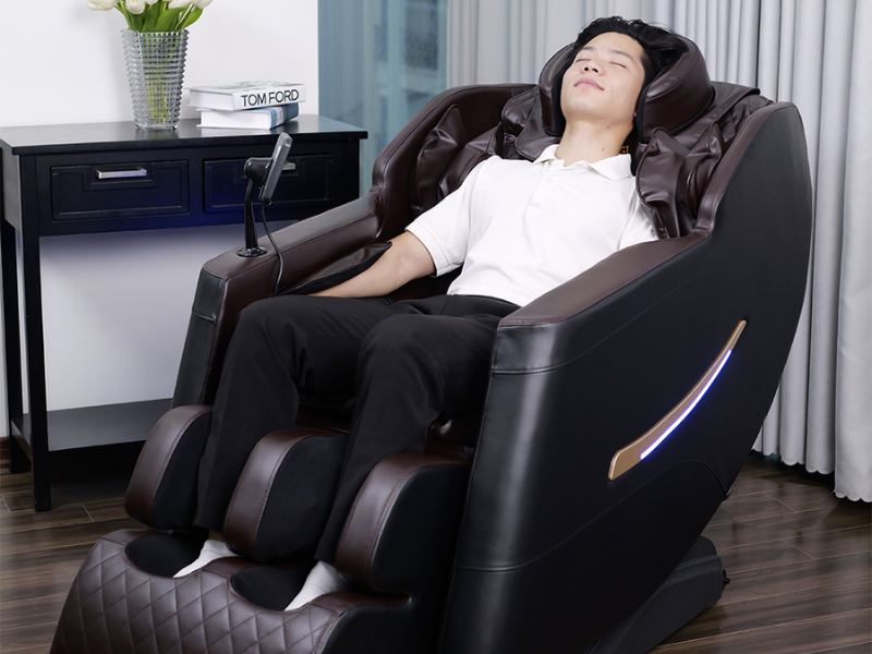 Ghế massage toàn thân mang lại thư giãn toàn diện, khác biệt so với máy cầm tay