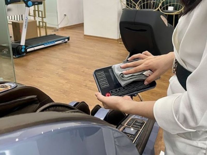 Hướng dẫn cách vệ sinh da ghế massage ngay tại nhà