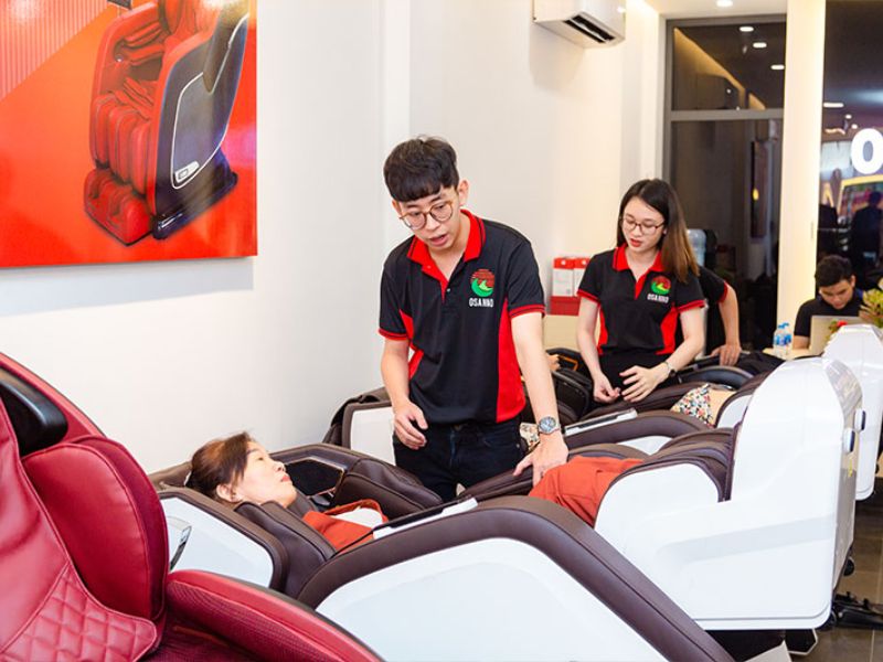 Nhân viên OSANNO bảo trì ghế massage tại nhà, bảo hành và giao hàng nhanh