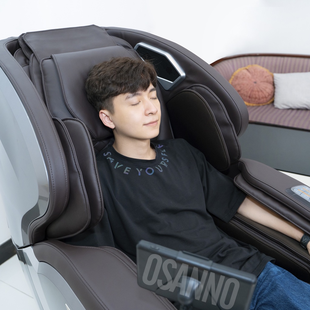 Ngô Kiến Huy sử dụng ghế massage Osanno