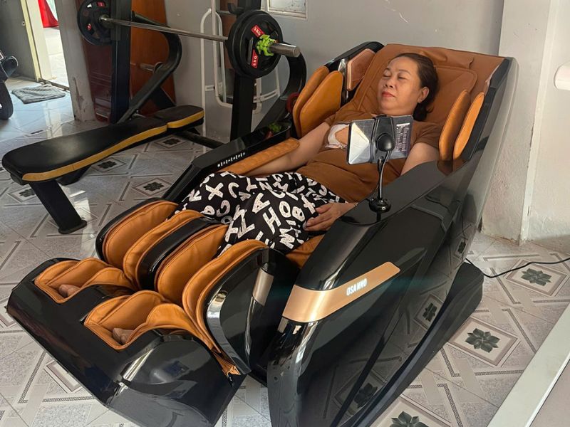 Khách hàng trải nghiệm ghế massage Osanno tại nhà