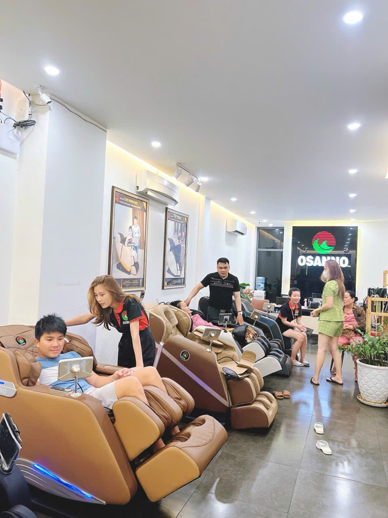 Khách hàng trải nghiệm ghế massage thật tại showroom Osanno