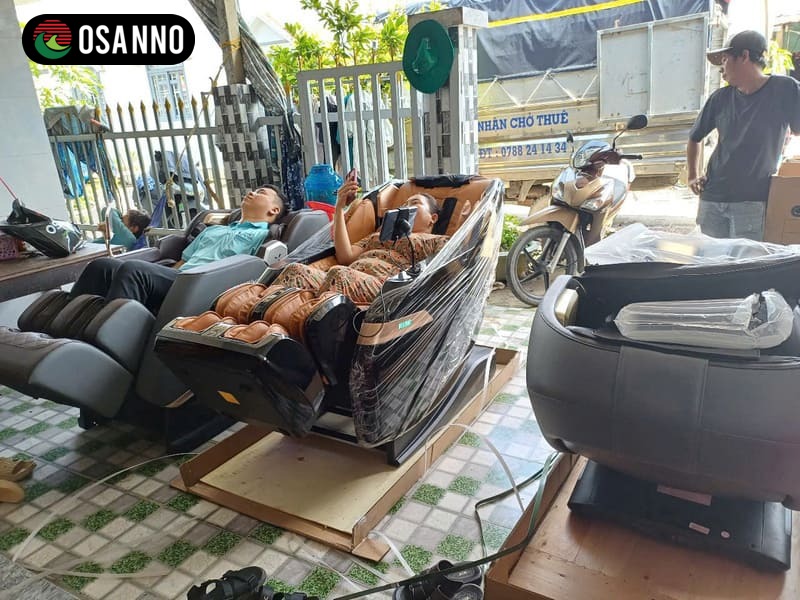 Khách hàng trải nghiệm ghế massage Osanno ngay tại nhà