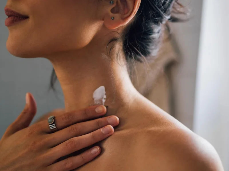 Chăm sóc da vùng cổ, vai và ngực trên