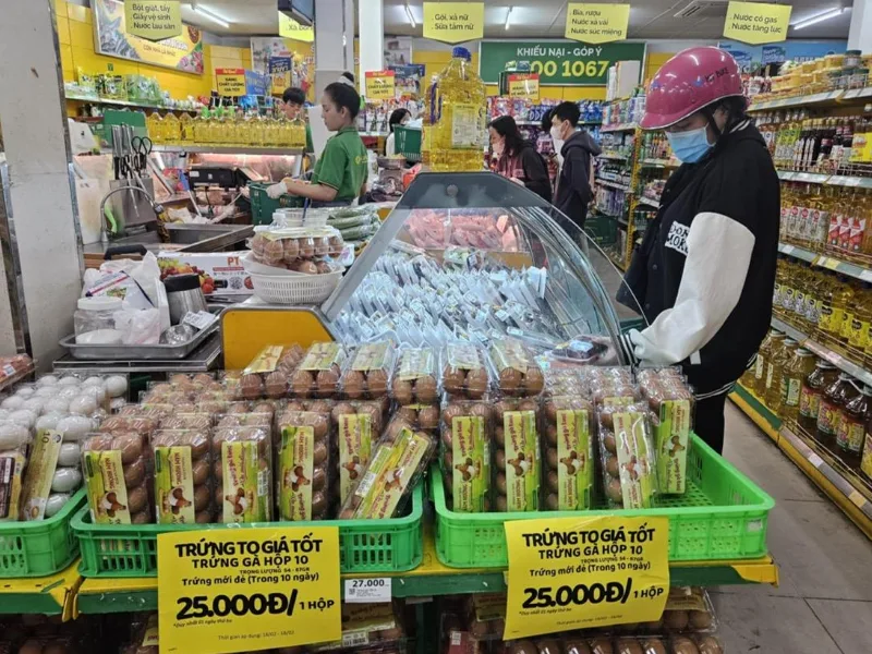 Cách chọn trứng gà công nghiệp an toàn hơn